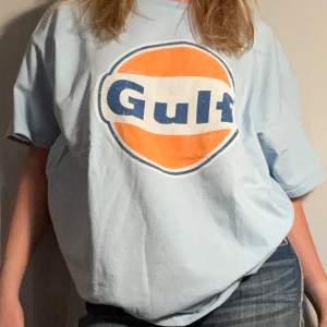 Vintage tröja med gulf märke. Kontakta för fler frågor. Går även att få paketpris om man köper flera t-shirts (se profil). 