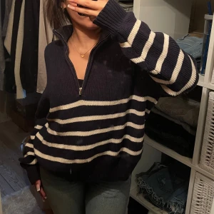 Stickad tröja - Marinblå/ vitrandig stickad tröja från Lindex strlk S, bra skick, inga skador 