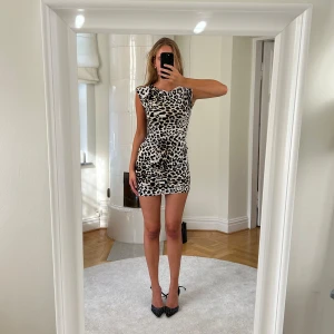 Leopardmönstrad klänning från Wallis - Trendig vintage leopardmönstrad klänning. Den är kortärmad och har en tight passform. Perfekt för en utekväll eller fest! 🐆