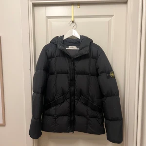 Stone island vinterjacka - Stone island vinter jacka i storlek M. Köpt på NK i Göteborg för några år sedan. Jackan är i mycket bra skick och inga anmärkningar finns vad ja ser.