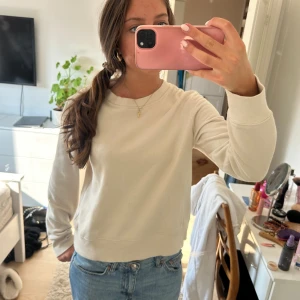 Sweatshirt från zara  - Biage jätte mjuk sweatshirt från zara. Typ aldrig använd