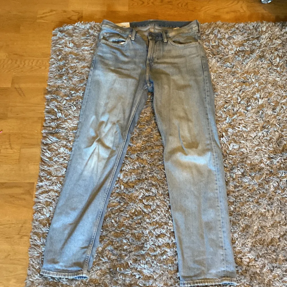 Säljer mina hm jeans nu då jag inte använder dom något mer.. Jeans & Byxor.