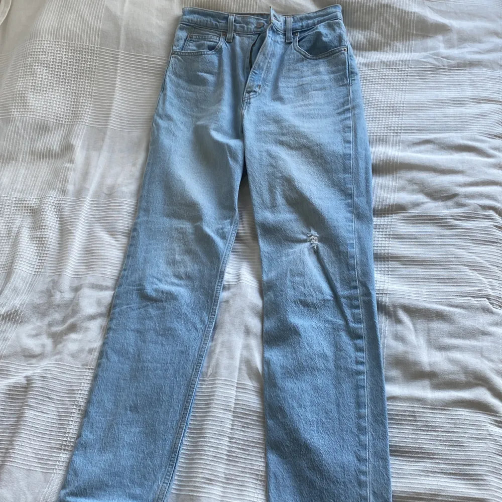 Säljer dessa då det var ett impuls köp😅 Använda ca 2-3 gånger Stl.28 Nypris ~ 1.249 Mitt pris 399kr Pris kan diskuteras vid snabb affär🥰. Jeans & Byxor.