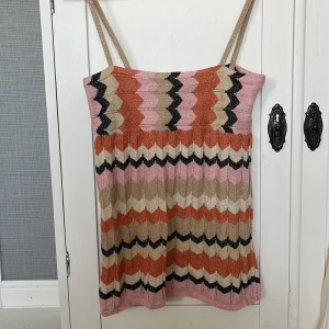 Mönstrad topp - Topp i missoni liknande mönster och glittrig, köpt på vinted aldrig använt själv men den är så fin🙏