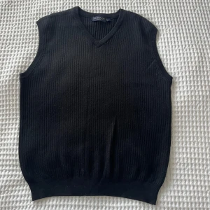 Finstickad väst  - Svart finstickad väst. Storlek L eller perfekt oversized 