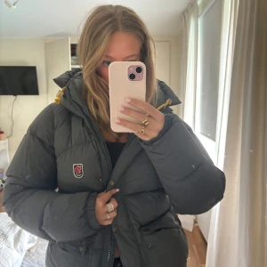 Fjällräven jacka, grå, storlek S - Intresse på min gråa snygga fjällräven jacka. Köpte den förra året, inga skador och storlek S. Skriv till mig om ni har någons frågor☺️☺️