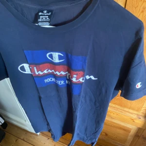 Mörkblå Champion tröja - Skick 9/10 Nypris 239kr
