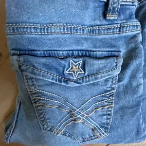 Jag säljer mina jeans som är storlek 158. De är från Lindex jag köpte de för 400 eller 500 är inte säker på vilken det var. De har stjärnor på fickan och de är bootcut. Köparen står för frakten 