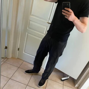 Oversized Jeans från Asos - Jeansen är i bra skick och i oversize stil. Storlek: W32