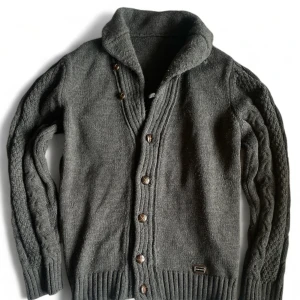 Dolce & Gabbana cardigan  - En riktigt snygg grå stickad Dolce & Gabbana cardigan i storlek medium med bruna knappar och en logga i läder och metall.  Bra skick. Skriv i DM om ni är intresserade eller har frågor. Kan även skicka fler bilder samt mått. Pris kan diskuteras.