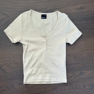 T-shirt  - T-shirt från Gina i storlek xxs, men den är stretchig. Väldigt bra skick.