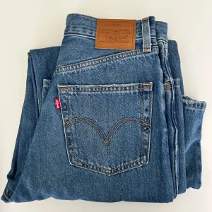 Baggy jeans från Levis  - Oanvända jeans från Levis i en lös modell. Upplevs större än W26 skulle jag säga. 