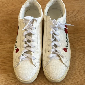 Skor -  De är i utmärkt skick och har knappt använts.