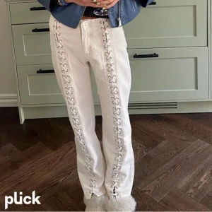 Jeans med snörning - Säljer dessa benvita jeans med jättecool snörning från h&m! Jättebra skick och nypris var 600💖