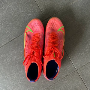 Nike fotbollsskor  - Nike Mercurial Vapor 14 SG Skick 8/10 Har lagat ett litet jack i dom (se bild 4) på en skolsalong och dom har hållit bra efter de Annars jättebra skick
