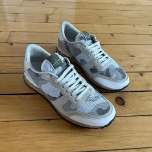 Valentino rockrunners - Jag säljer mina valentino rockrunners för de är för små. Har använt de 2 gånger. Allt original finns. köpte de för 7650kr på Valentinos hemsida i julas. Men kan tänka mig att släppa de för runt 3299kr. Pris kan diskuteras privat vid snabb affär.