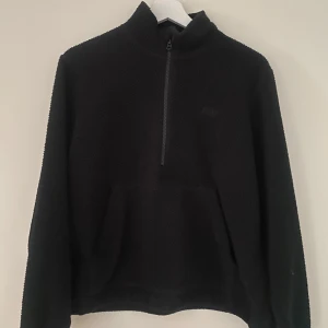 Svart fleece tröja med dragkedja - Mysig svart fleece tröja från Carlings 