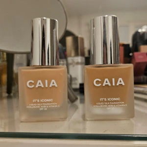 CAIA It's Iconic Liquid Silk Foundation - Säljer två flaskor av CAIA It's Iconic Liquid Silk Foundation i nyanserna 2N och 3N. Denna foundation innehåller hyaluronsyra och vitamin C, och har SPF 20. Det är använda ca 3 gånger var, så de är ungefär 90% kvar. Båda för 200kr eller 1 för 120kr OBS BARA 2N KVAR