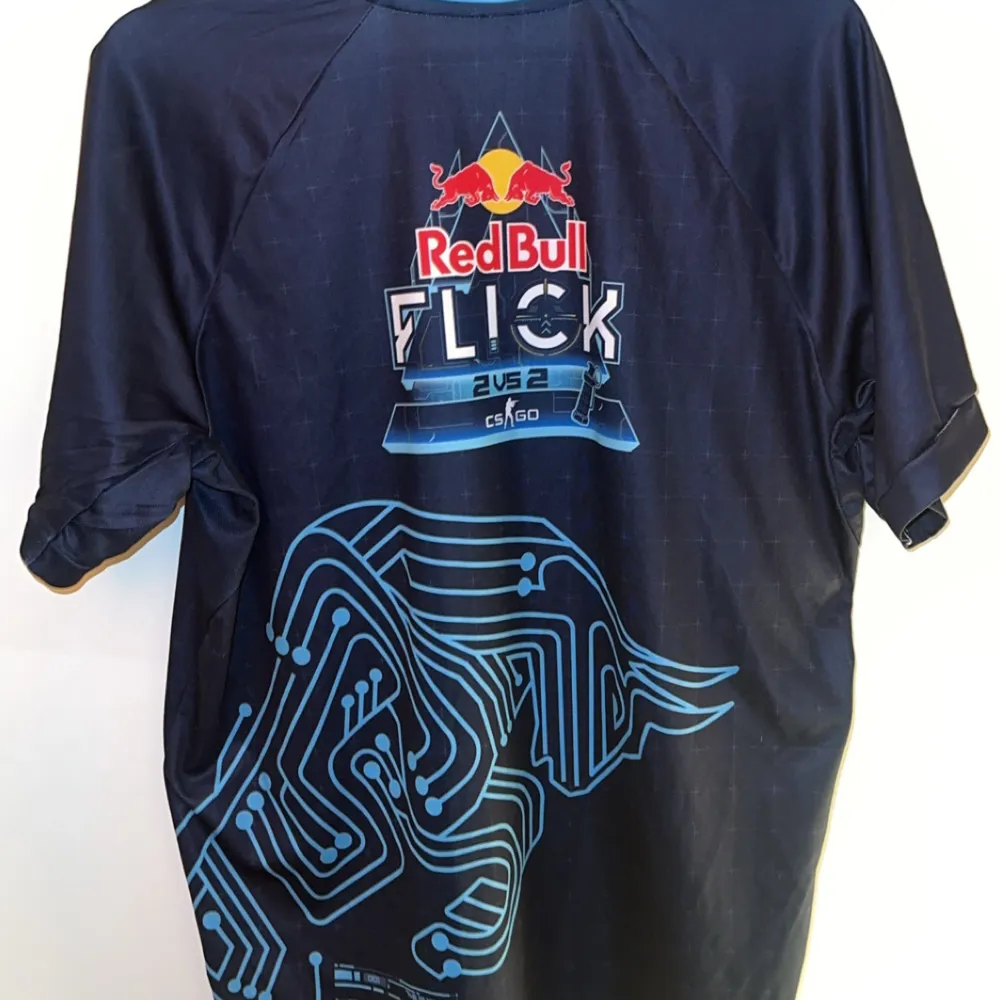 Unik och exklusiv T-shirt från Red Bull! T-shirten kommer i original Red Bull-kartong.. T-shirts.