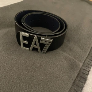 Svart läder EA7 Emporio Armani bälte - Ett superfint Armani bälte i skönt och hållbart läder i fint skick