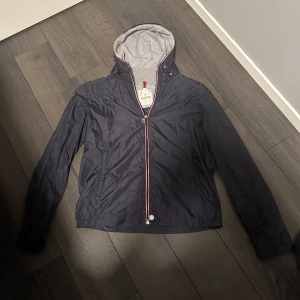 Moncler urville windbreaker jacket - Riktigt stilren Moncler windbreaker säljes! Andvänd men i fint skick hör gärna av dig för fler bilder eller funderingar. Mvh Albin 