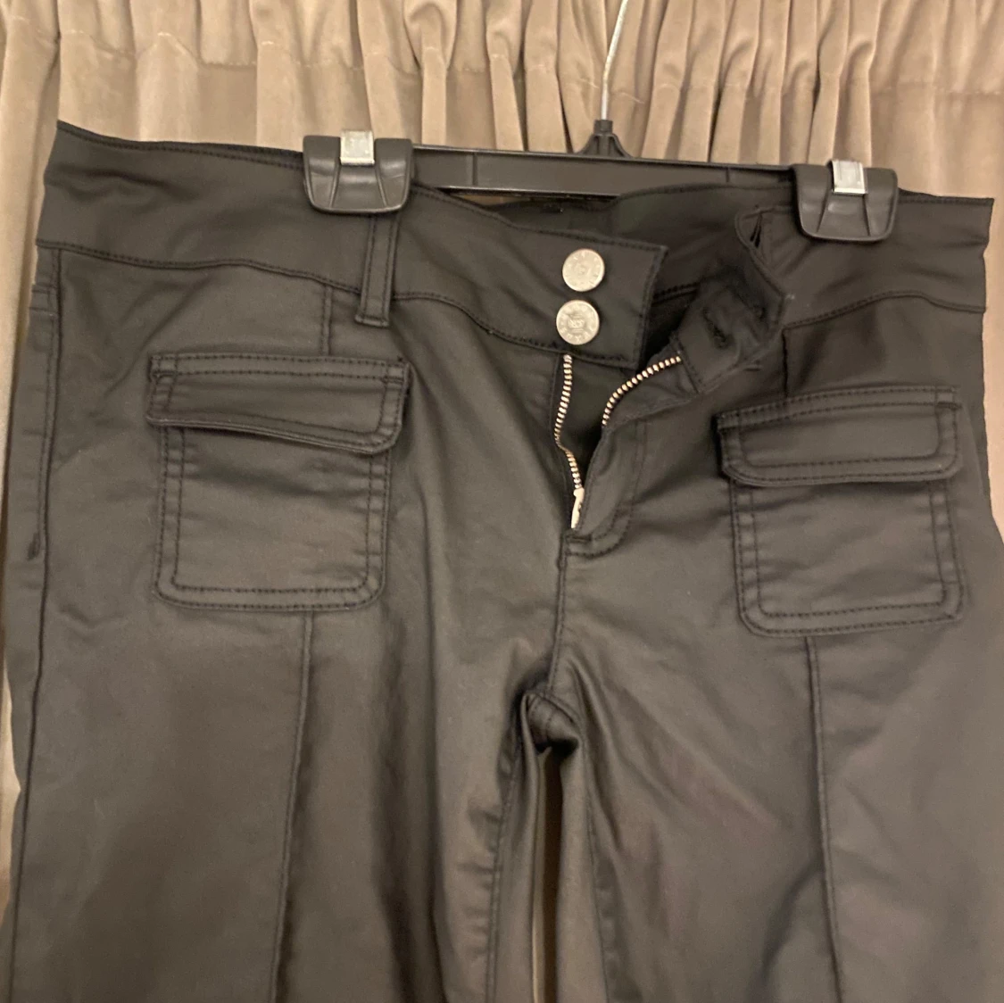 Svarta lågmidjade jeans ifrån Nelly - 90