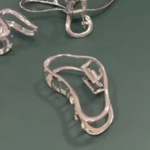 Silver hårklämma från IOAKU ‼️HELT NY‼️ lilla modellen - Så snygg och trendig hårklämma i silver från IOAKU. Säljer då jag råkade köpa två för mycket och inte hann lämna tillbaka innan det var försent. Har flera hårklämmor från IOAKU och de sitter helt perfekt även om man har tjockt hår. Har alltid haft svårt att hitta hårklämmor som FAKTISKT sitter uppe hela dagen, men de här sitter hela dagen trots att de är nätta i modellen plus att jag har ganska tjockt hår. De är helt perfekt både till vardag och på fest! Säljer även en annan modell i min profil!