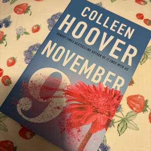 Säljer boken 'November 9' av Colleen Hoover. Perfekt för dig som gillar romantiska berättelser med djup och känsla. 