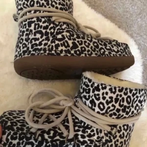 Leopardmönstrade boots från Inuikii - Säljer ett par supercoola leopardmönstrade boots från Inuikii i storlek 38. De har en mysig foder och snörning framtill för en perfekt passform. Perfekta nu inför vintern! 🐆✨använda 1 vinter och har lite slitage inuti skon, men inget som varken syns eller känns. Köpte för ca 3000 kr och säljer inte för under 1000 kr   