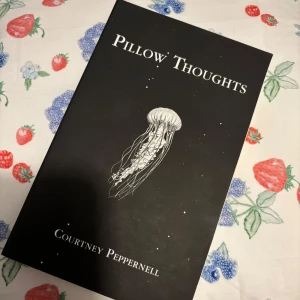 Pillow Thoughts - Säljer boken 'Pillow Thoughts' av Courtney Peppernell. Det är en samling av poesi och prosa om hjärta, kärlek och känslor. Perfekt för stunder när du behöver känna och reflektera. Perfekt för poesiälskare!