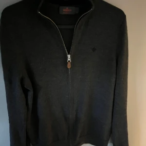 Morris zip - Säljer en stilren mörkgrå morris kofta. Den är i stolek xs (Passar 165-175 cm) och i nyskick då den endast är använd fåtal gånger.  Nypris är 1600kr. Hör gärna av dig vid frågor eller annat 