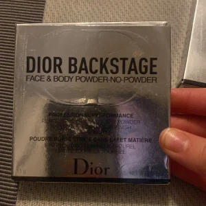 Dior - Säljer dessa otroliga dior produkter!!❤️ det är bara säga till ifall ni vill ha en av dom och båda är andvända en gång och det var på min handled som jag visa på bilden💕 båda kostar 300 hundra kronor men köpte för 600