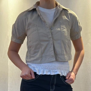 Kortärmad jacka - Bra skick. Storlek S skulle jag säga med tanke på passform. Men enligt etiketten M. 