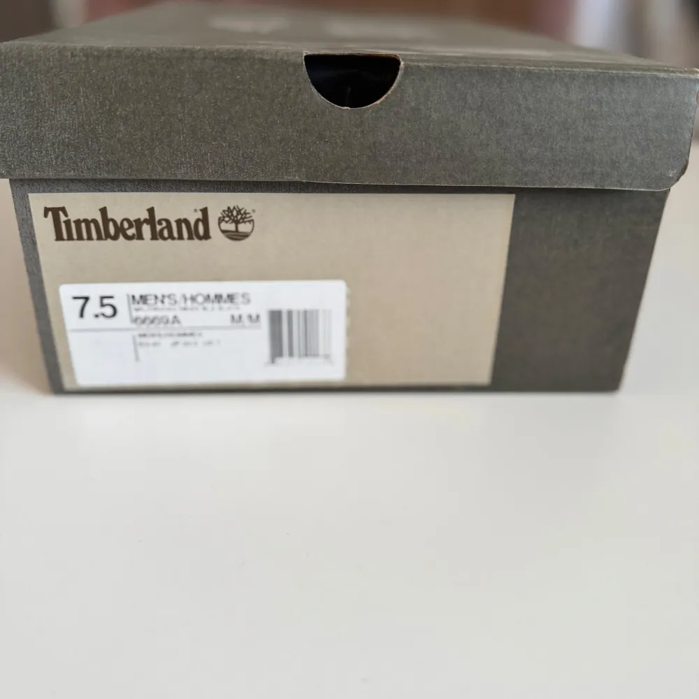 Säljer ett par snygga och robusta beige kängor från Timberland i nytt skick. De har en klassisk design med snörning och mörkbruna detaljer. Perfekta för höst- och vinterväder med en slitstark sula för bra grepp. Kommer i originalkartong.  Ny pris 1599kr mitt pris 990kr, storlek 41. Skor.