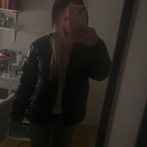 Svart pufferjacka - Säljer en snygg svart pufferjacka som är perfekt för kalla dagar. Jackan har en dragkedja framtill och är i mycket bra skick. Den är varm och skön, idealisk för vinter. Passar perfekt till vardagsoutfiten! Från Lindex i stl 164 men passar som en xs-s, får plats med tjock tröjor