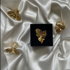 Anastasia ring  - 55kr/st, gjord i rostfritt stål vilket innebär att den inte tappar färg eller gör fingrarna gröna samt går att justera så den passar alla fingrar  🫶🏼