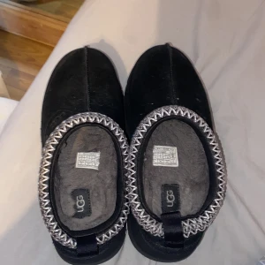 Uggs  - Hej! Säljer nu dessa snygga uggs skor som man både kan ge i present och ha dom hemma eller ute!❤️ dom är dock lite smutsig men inga allvarliga skador. Köpt för 1500 säljer för 700kr! Skriv om ni vill veta mer💕 står inte för postens slarv!💕💕