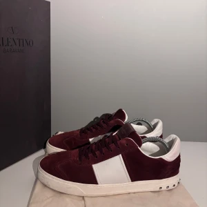  Valentino flycrew  - Säljer ett par snygga vinröda flycrews  i storlek 42, cond 9,5/10 lite smuts på sulan annars perfekt skick! Kommer med OG box och dustbags 