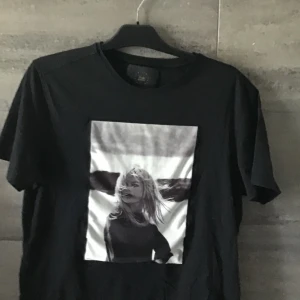Svart t-shirt med tryck - Säljer en svart t-shirt i normal passform från Limitato. Tröjan är nästan aldrig använd och är som ny. 