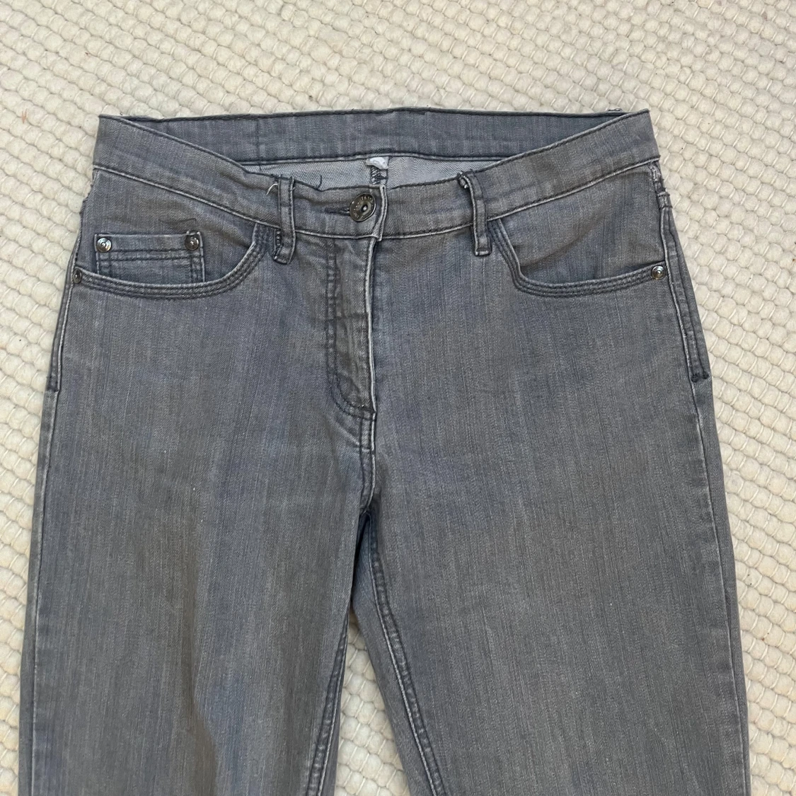 Grå jeans med slitningar - 91