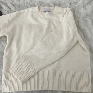 Vit stickad tröja från & Other Stories - Säljer en superfin vit stickad tröja från & Other Stories. Den är i storlek S och har en klassisk design med ribbade muddar vid ärmslut och nederkant. ☺️Jättebra skick aldrig använd💗