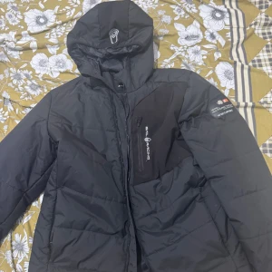 sail racing jacka - säljer sail racing jacka den är 10/10 skick inga skador har inte använt den mer än 3gånger skriv till mig om ni har frågor prisen går o diskuteras