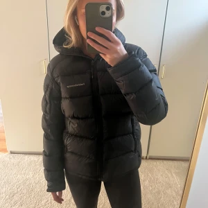 Svart dunjacka från Peak Performance - Säljer en svart dunjacka från Peak Performance i mycket bra skick. Storleken är normal. Litet hål på ärmen (sista bilden) men går att laga enkelt. 