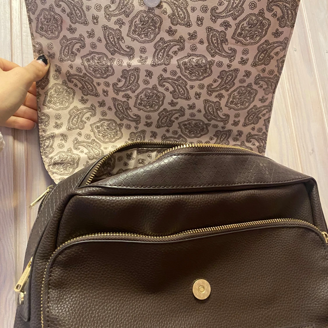 Brun ryggsäck med paisleymönster - 90
