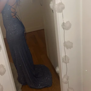 Balklänning  - Säljer min otroliga balklänning! Klänningen har en figurnära passform med snöring i ryggen och är stretchig så den passar därför de flesta. Perfekt för bal eller andra festliga tillfällen där du vill sticka ut!💙Den är andvänd en gång och utprovad och köpt i en klänningsbutik. Är bra i längden på mig som är 166 cm och har ett litet släp när jag har klackar. Nypris var 5000 kr hos skräddare.