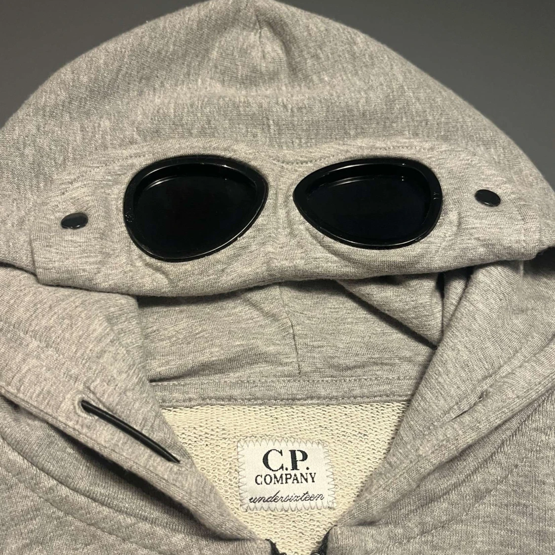 Grå hoodie från C.P. Company - 91