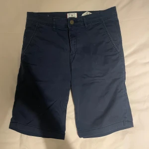 Shorts - Säljer dessa fina shorts från jack & jones som passar super bra till sommaren!!