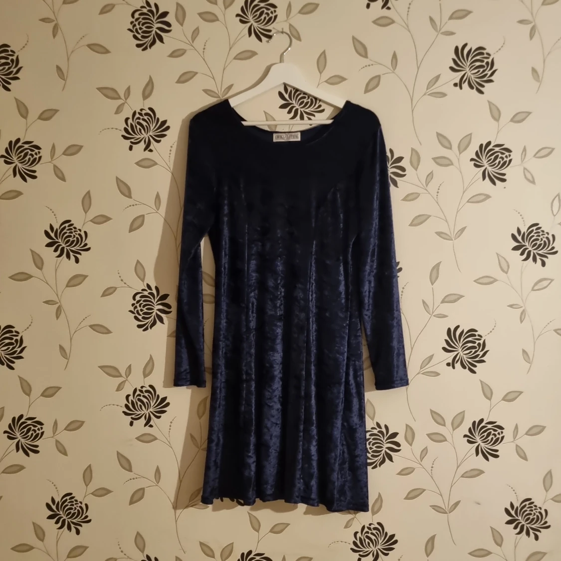 Mörkblå sammetklänning från Ewings Clothing