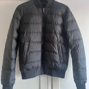 Svart bomberjacka från J.Lindeberg - Reversable bombarjacka från j lindeberg endast använd 2 gånger. Nypris ca 3000 