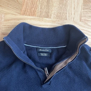 Mörkblå tröja från Massimo Dutti - Säljer en snygg mörkblå tröja från Massimo Dutti i bomull och kashmir. Den har en dragkedja vid halsen och ribbade muddar. Perfekt för både höst och vinter. Passar till både vardag och finare tillfällen. 🧥